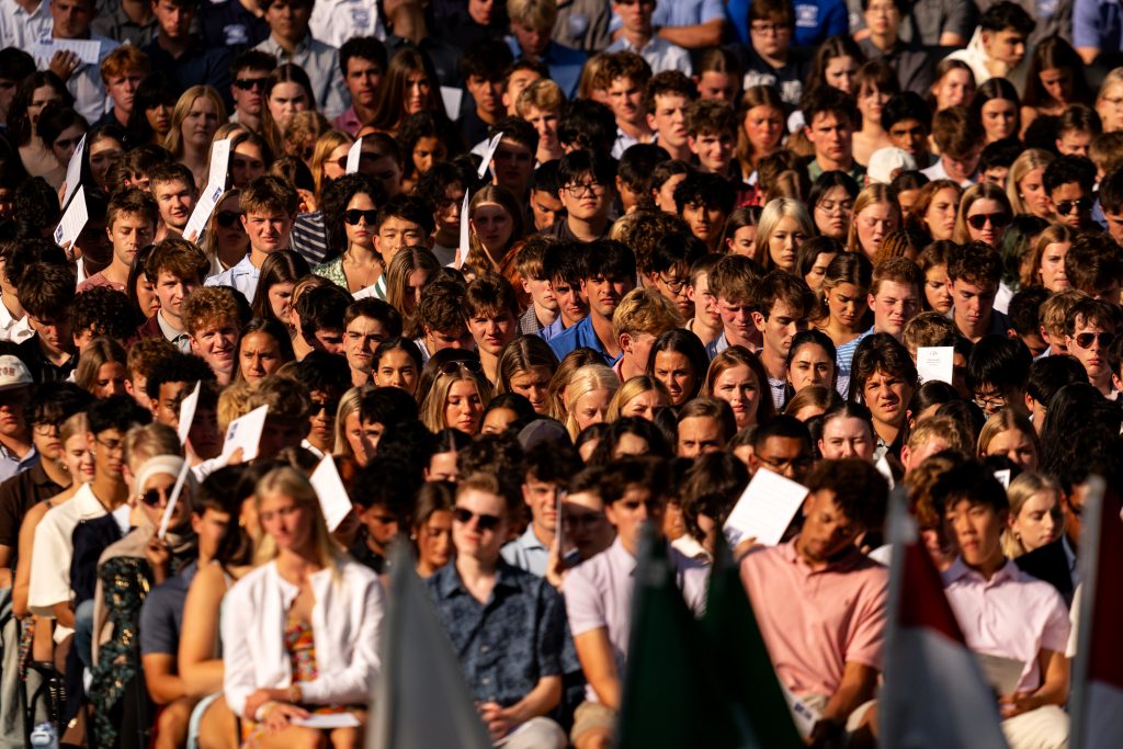 Many students massed in the sunshine. 